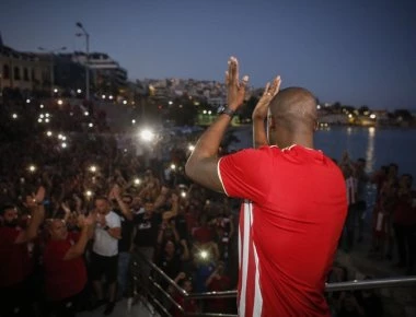 Η άφιξη του Τουρέ στην πλατεία Αλεξάνδρας - Αποθέωση από τους οπαδούς (φώτο-βίντεο)